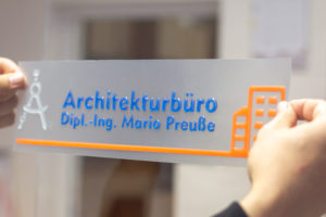 Anbringen von Schriftzügen
